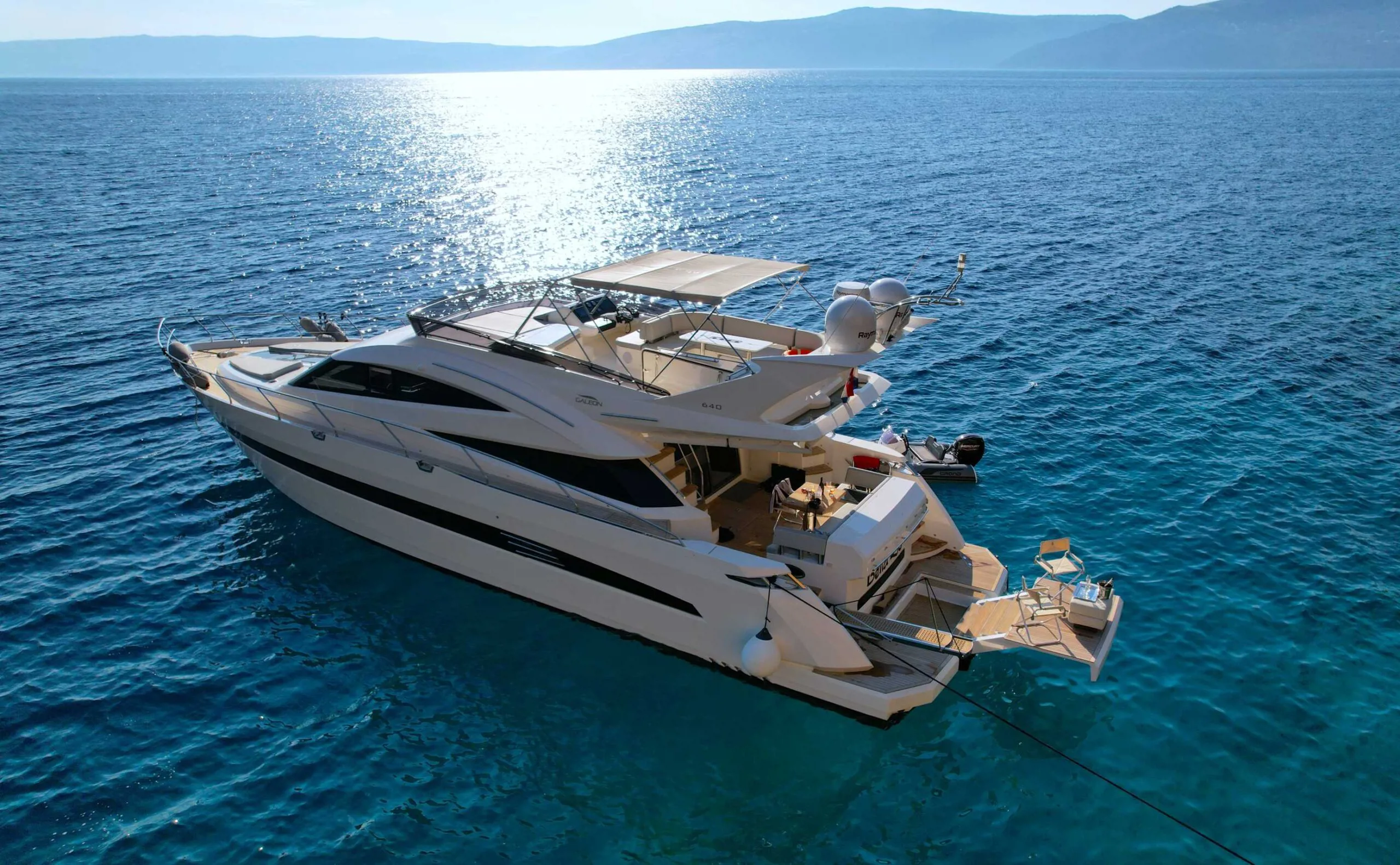 Motoryacht auf See unterwegs